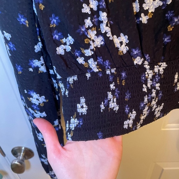 Dynamite Long-Sleeve Floral Cropped Blouse - Picture 5 of 8